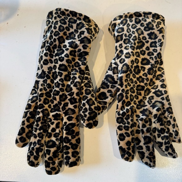 Leopard Print Gloves - Picture 2 of 3